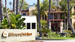 A sign for Winners Circle Resort with a horse logo, surrounded by palm trees and a well-maintained garden. - Enjoy beautiful beaches of Del Mar, minutes to San Diego. Walk to restaurants.  (Solana Beach)