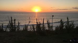 A sunset over the ocean with a beach in the foreground. - Enjoy beautiful beaches of Del Mar, minutes to San Diego. Walk to restaurants.  (Solana Beach)