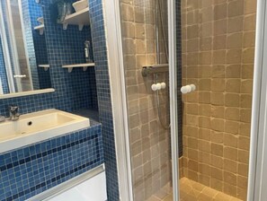 Douche, sĂšche-cheveux, savon, papier toilette