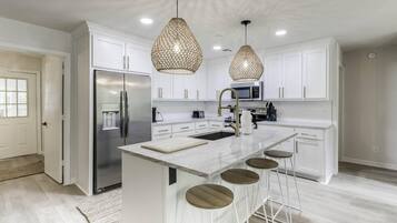 Kühlschrank, Mikrowelle, Ofen, Herdplatte