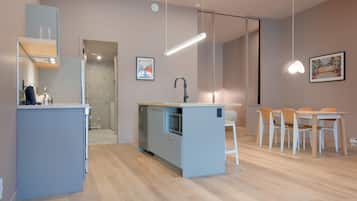 Departamento de diseñador | Cocina privada | Refrigerador con congelador, microondas, horno y parrilla de estufa