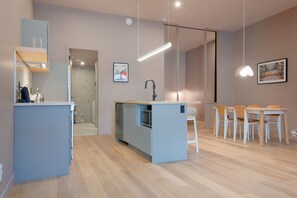 Appartement Design | Cuisine privée | Grand réfrigérateur, micro-ondes, four, plaque de cuisson