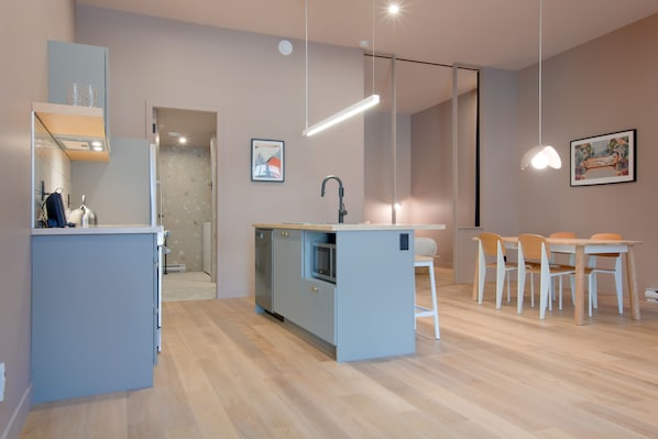 Refrigerador con freezer, microondas, horno, placa de cocina