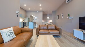 Loftsrom, 1 kingsize-seng | Oppholdsområde | Smart-TV