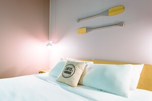 Loft, 1 llit de matrimoni gran | 1 dormitori, planxa i posts de planxar i un bressol de viatge 