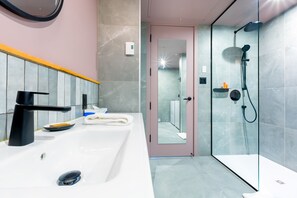 Loft, 1 King Bed | Bathroom | Shower, hair dryer, towels, soap