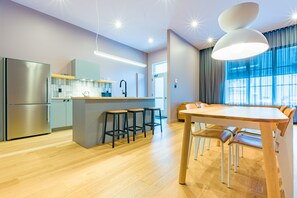 Gác, 1 giường cỡ king | Bếp riêng | Tủ lạnh, lò vi sóng, lò nướng, bếp nấu 