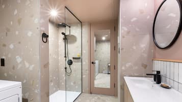 Design-lejlighed | Badeværelse | Bruser, hårtørrer, håndklæder, Sæbe