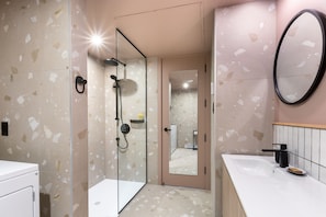 Appartement Design | Salle de bain | Douche, sèche-cheveux, serviettes fournies, savon