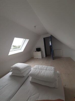 4 chambres, fer et planche à repasser, lit parapluie