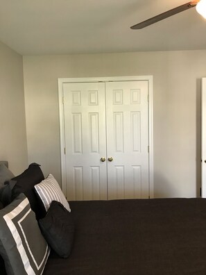 1 bedroom, WiFi, bed sheets - Simple Serenity (Fredericksburg)