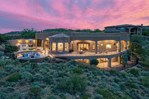 #1 BEST VIEWS 7500 SF Mansion W/ MOVIE Pool, Game Room, 11 King Beds, Fountain!