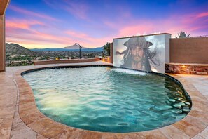 Una piscina al aire libre, una piscina climatizada