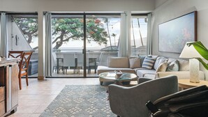 Een moderne woonkamer met een bank, salontafel en een eethoek met stoelen en een tafel.