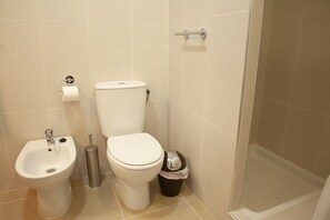 Shower, bidet, towels, toilet paper - SAN Pascual (Torrevieja)