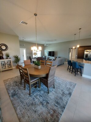 Interior - Nice 3 Bedroom, 2 Bath Home, Sleeps 6 w/golf cart (The Villages)