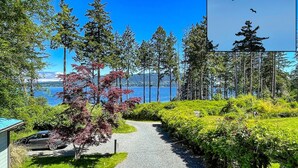 Un sentier qui mène à un point de vue pittoresque sur un lac, avec des arbres et une voiture garée à proximité.