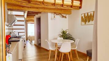 Frigorifero, microonde, piano cottura, macchina per tè/caffè