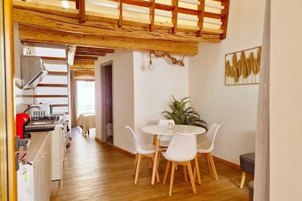 Kühlschrank, Mikrowelle, Herdplatte, Wasserkocher mit Kaffee-/Teezubehör