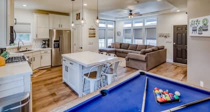 !!!NEW HOME AMAZING RIVER VIEWS!!!EXPERIENCED HOST PRIVATE BEACH & LAUNCH RAMP