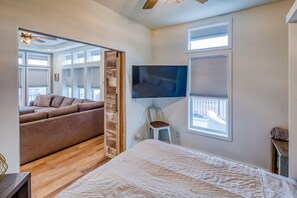 Älytelevisio, takka, DVD-soitin, pöytäjalkapallopöytä