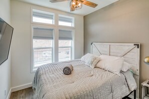 4 bedrooms, travel crib, free WiFi, bed sheets - !!!NEW HOME AMAZING RIVER VIEWS!!!EXPERIENCED HOST PRIVATE BEACH & LAUNCH RAMP (Parker)