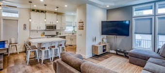 !!!NEW HOME AMAZING RIVER VIEWS!!!EXPERIENCED HOST PRIVATE BEACH & LAUNCH RAMP