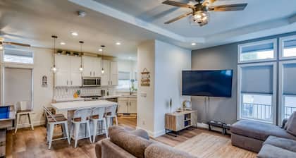 !!!NEW HOME AMAZING RIVER VIEWS!!!EXPERIENCED HOST PRIVATE BEACH & LAUNCH RAMP