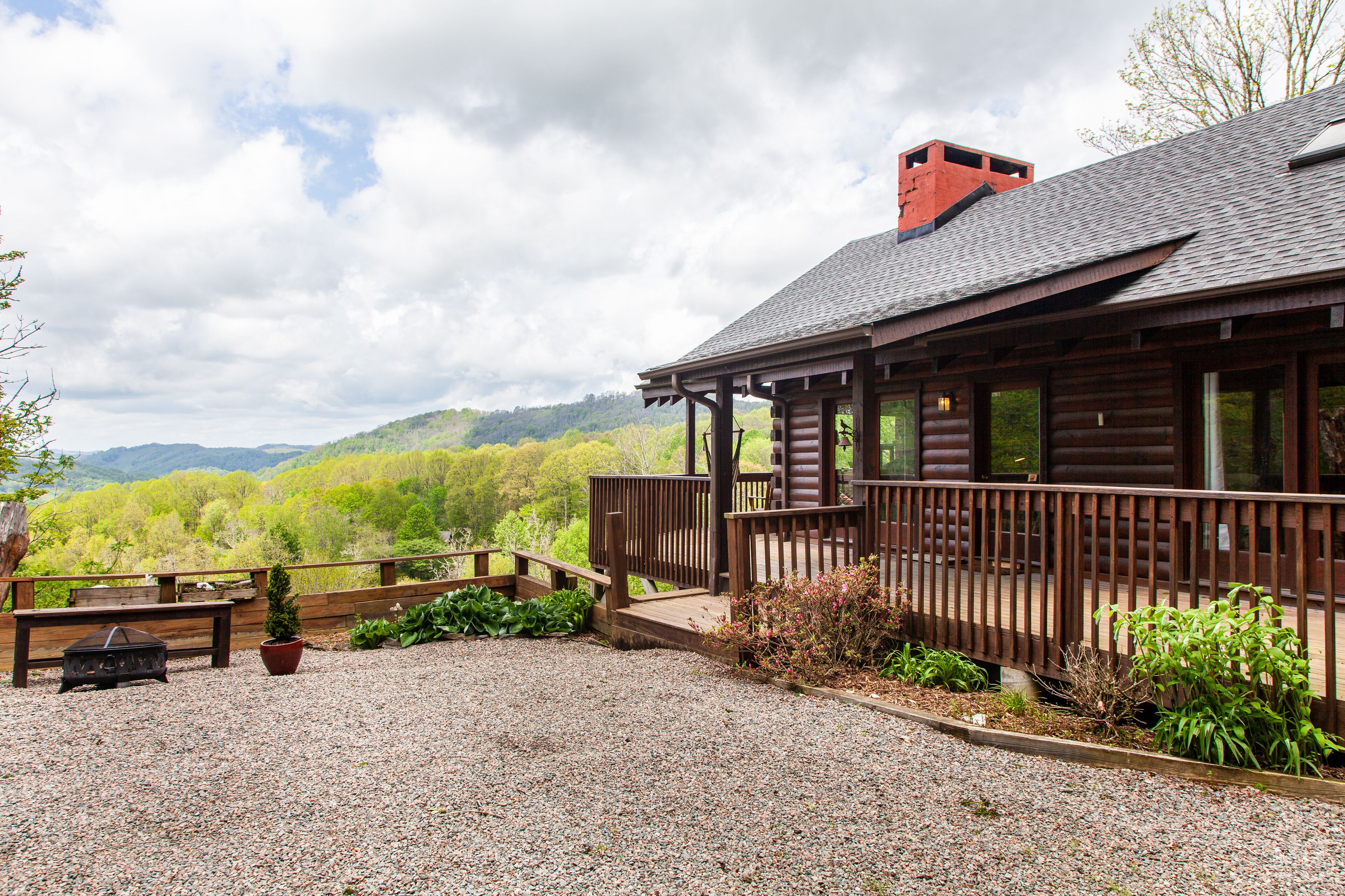 Well-appointed cabin with expansive mountain views, nature and tranquility.