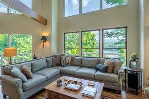 Televisor intel·ligent, reproductor de DVD, llibres i videoteca 