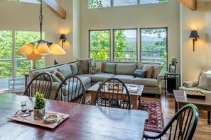 Een smart-tv, een dvd-speler, boeken en een filmbibliotheek