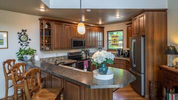 Frigorífic, microones, forn i placa de cuina