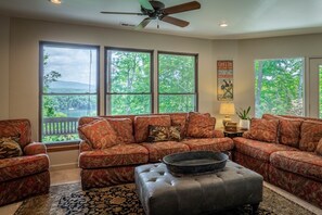 Een smart-tv, een dvd-speler, boeken en een filmbibliotheek