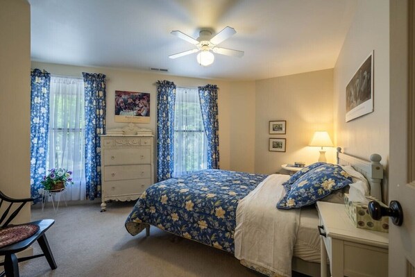 Iron/ironing board, free WiFi, bed sheets