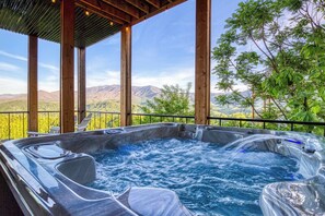 Outdoor spa tub - Minutes from Downtown Gatlinburg~Sleeps 12/5Baths ~ Stunning Views~ Hot Tub~Pool (Gatlinburg)