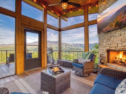 Minutes from Downtown Gatlinburg~Sleeps 12/5Baths ~ Stunning Views~ Hot Tub~Pool