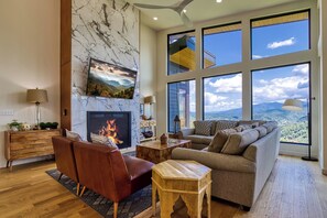 TV - Minutes from Downtown Gatlinburg~Sleeps 12/5Baths ~ Stunning Views~ Hot Tub~Pool (Gatlinburg)