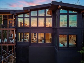 Exterior - Minutes from Downtown Gatlinburg~Sleeps 12/5Baths ~ Stunning Views~ Hot Tub~Pool (Gatlinburg)