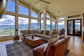 TV - Newly Constructed Modern Mountain Chalet (Gatlinburg)