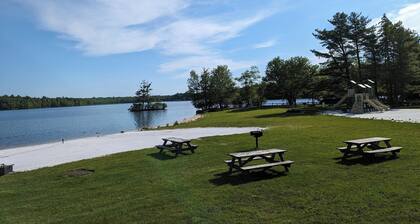 Lakefront Retreat, Renovated, Pet Friendly, Close to All Area Attractions