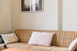 Smart-TV, Tischtennisplatte, Bücher, Stereoanlage