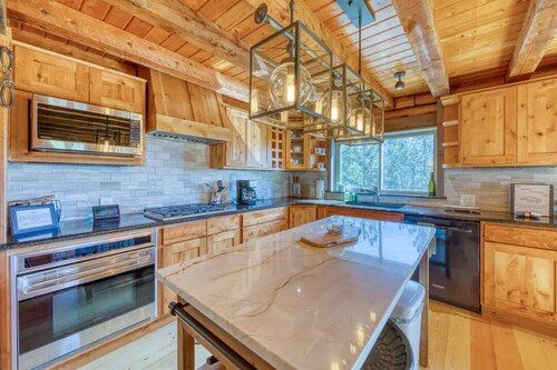 Spacious cabin in the woods w/ a private hot tub, deck, & fireplace  SUV  needed