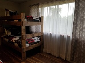 3 bedrooms, free WiFi, bed sheets, wheelchair access