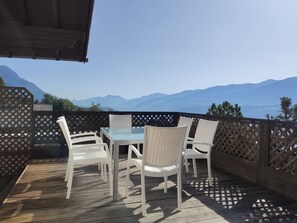 Outdoor dining - Alpendohle Apartments "august Macke" (Innsbruck)