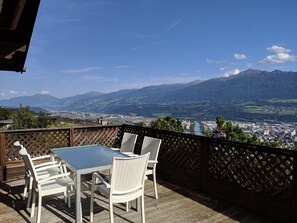 Outdoor dining - Alpendohle Apartments "august Macke" (Innsbruck)