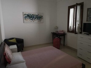 3 chambres, fer et planche à repasser, lit de bébé portatif