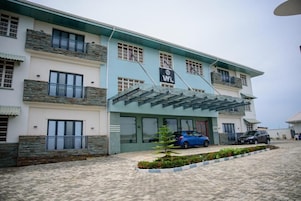 Um edifício de vários andares com uma placa na fachada com a inscrição