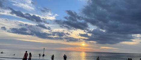 在海灘附近、躺椅、沙灘巾