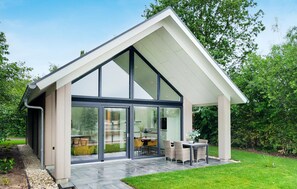 Outdoor dining - Stunning home in Oosterwolde (Oosterwolde)