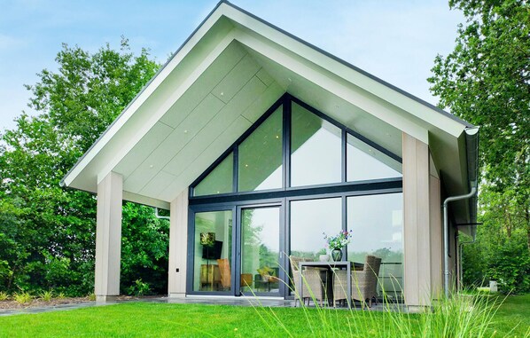 Outdoor dining - Stunning home in Oosterwolde (Oosterwolde)